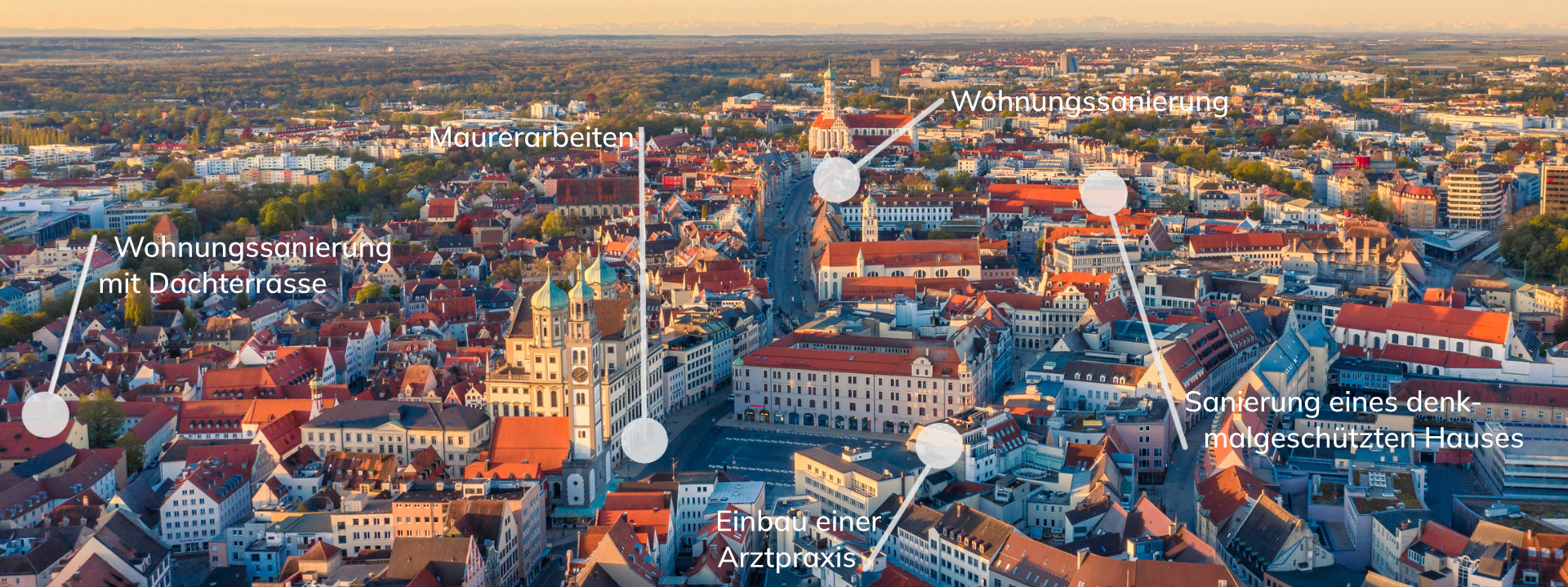 Ein Panoramablick über Augsburg Richtung Süden mit Rathausplatz und Perlachturm im Zentrum